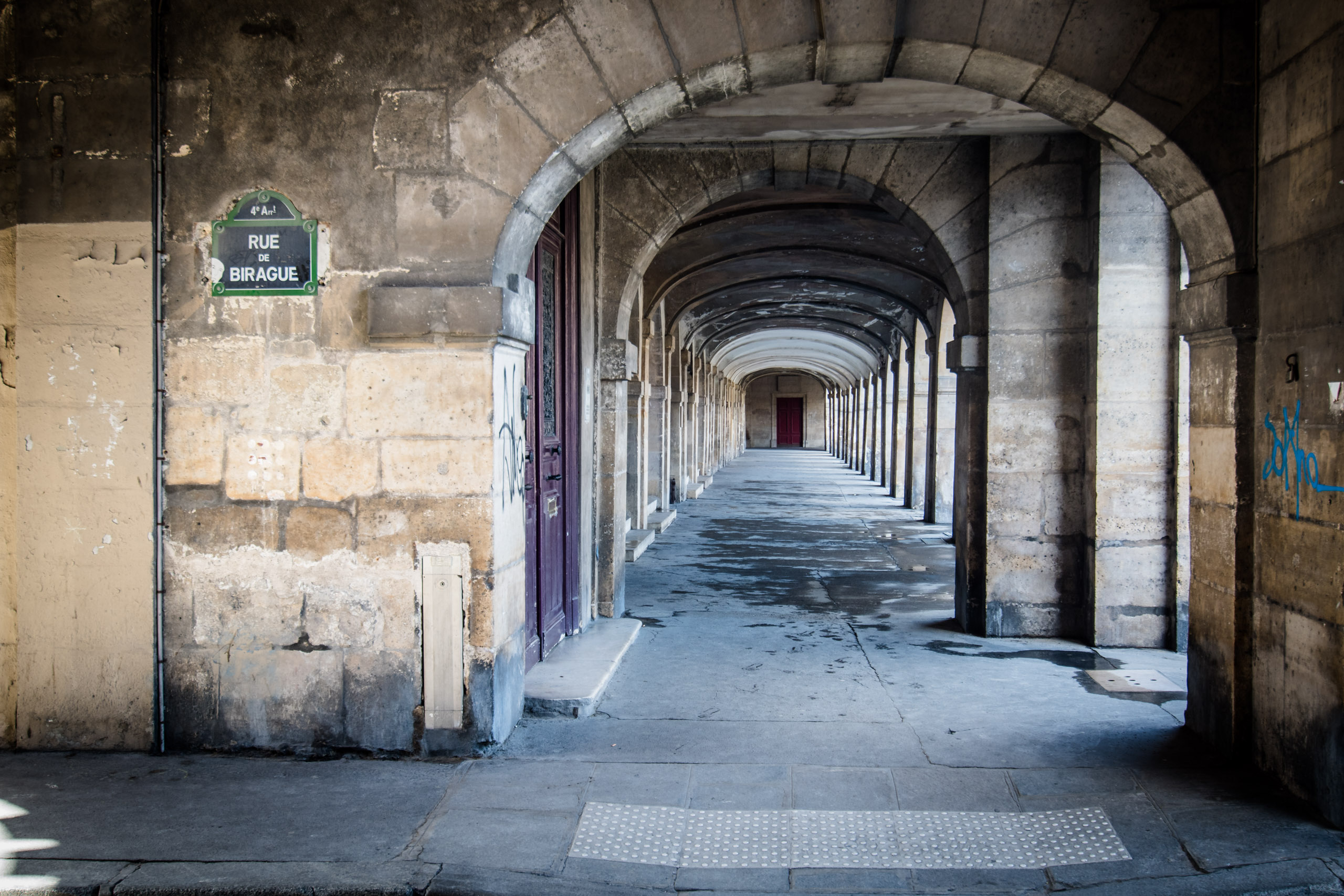 Crossing rue de Birague Place des Vosges, Paris 4