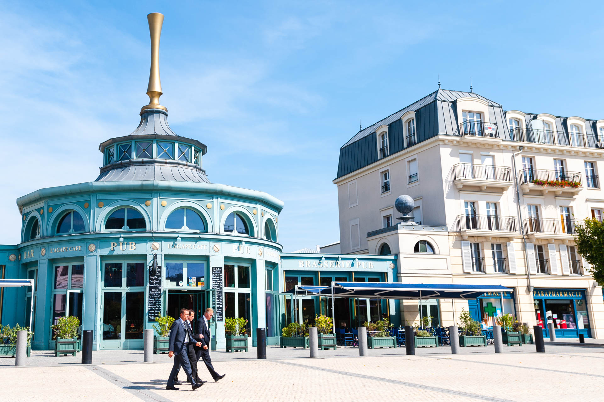 Serris, Eurodisney, in front of the railway station